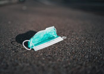 掉落地上的口罩
