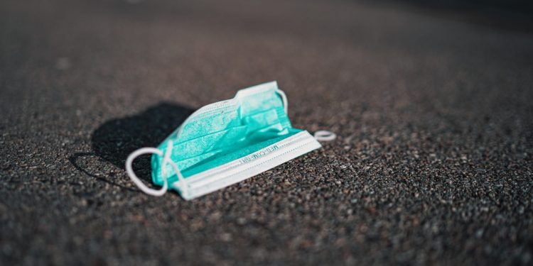 掉落地上的口罩